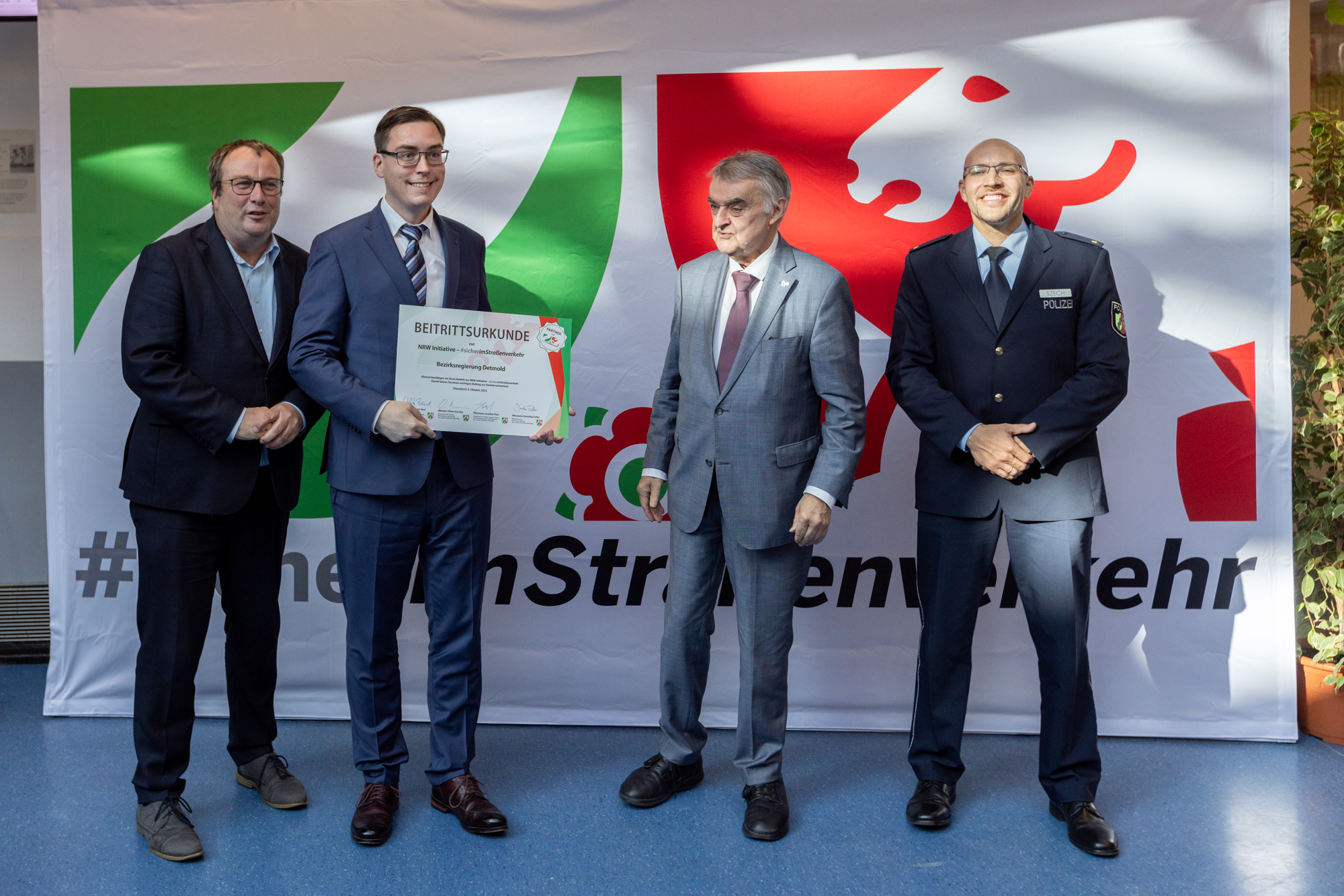 Übergabe der Beitrittsurkunde an Florian Rehrmann von der Bezirksregierung Detmold