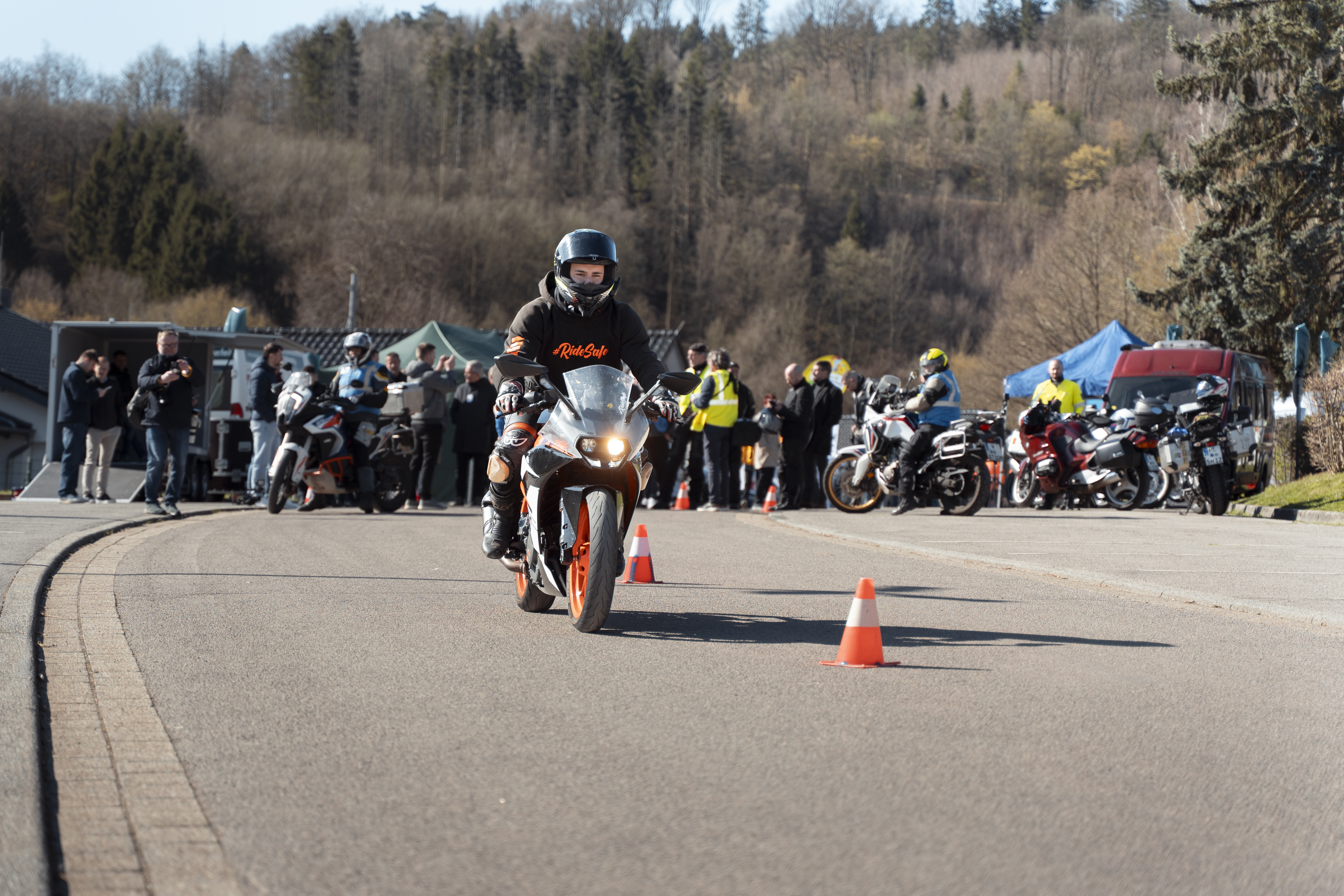 Ein Motorrad auf einem Übungsparcours