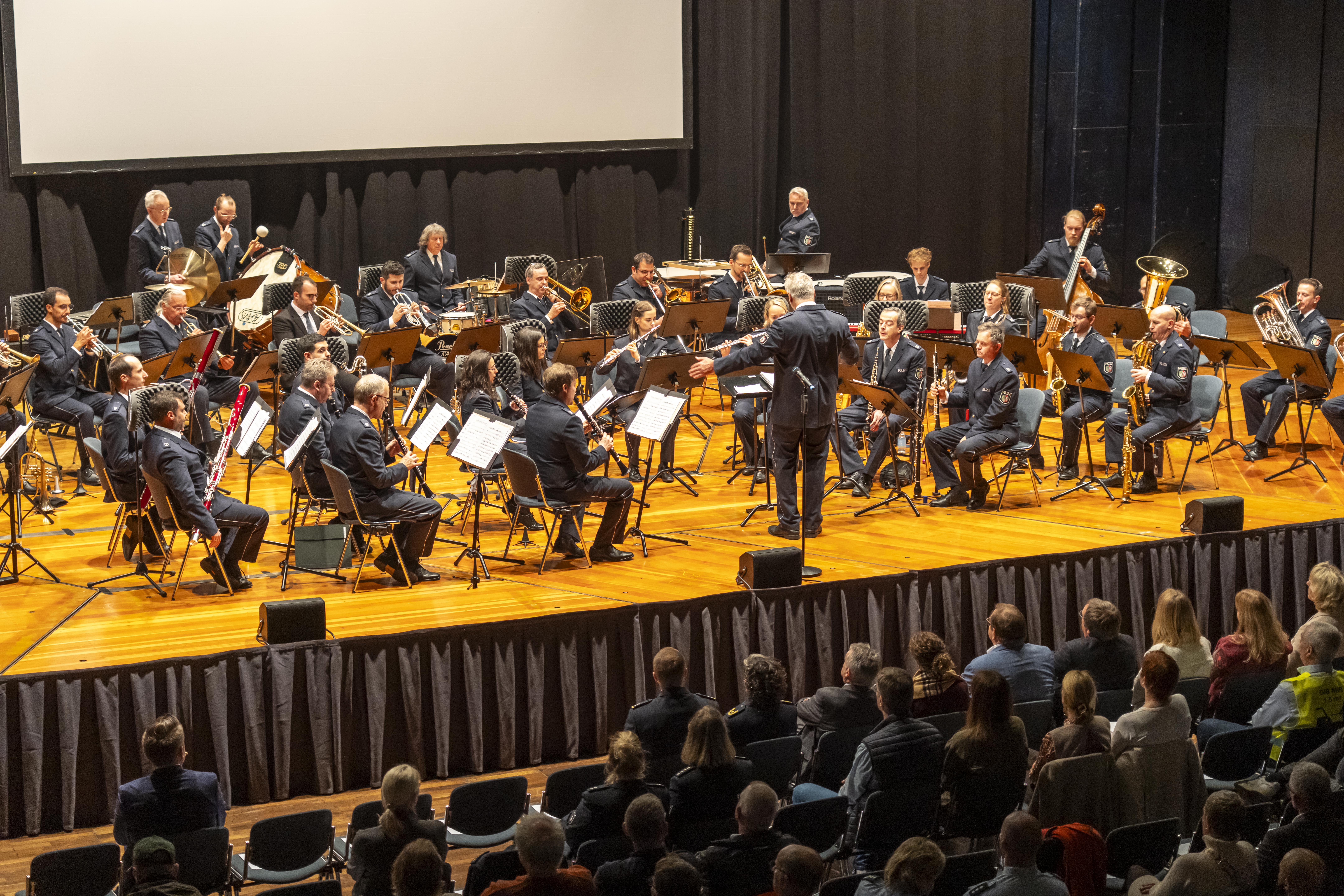 Das Landespolizeiorchester auf der Bühne in Krefeld