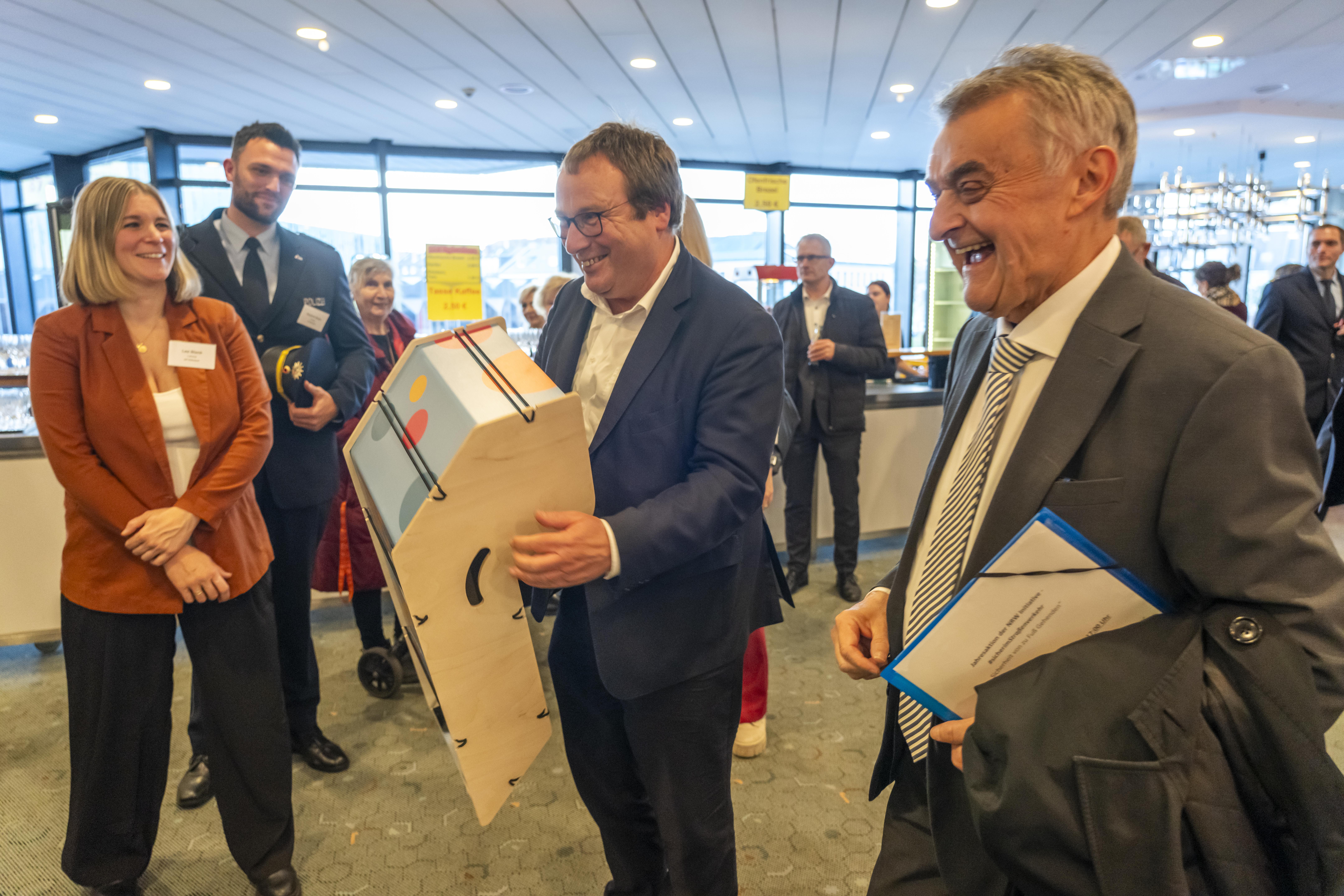 Die Minister Reul und Krischer beim Rundgang in Krefeld