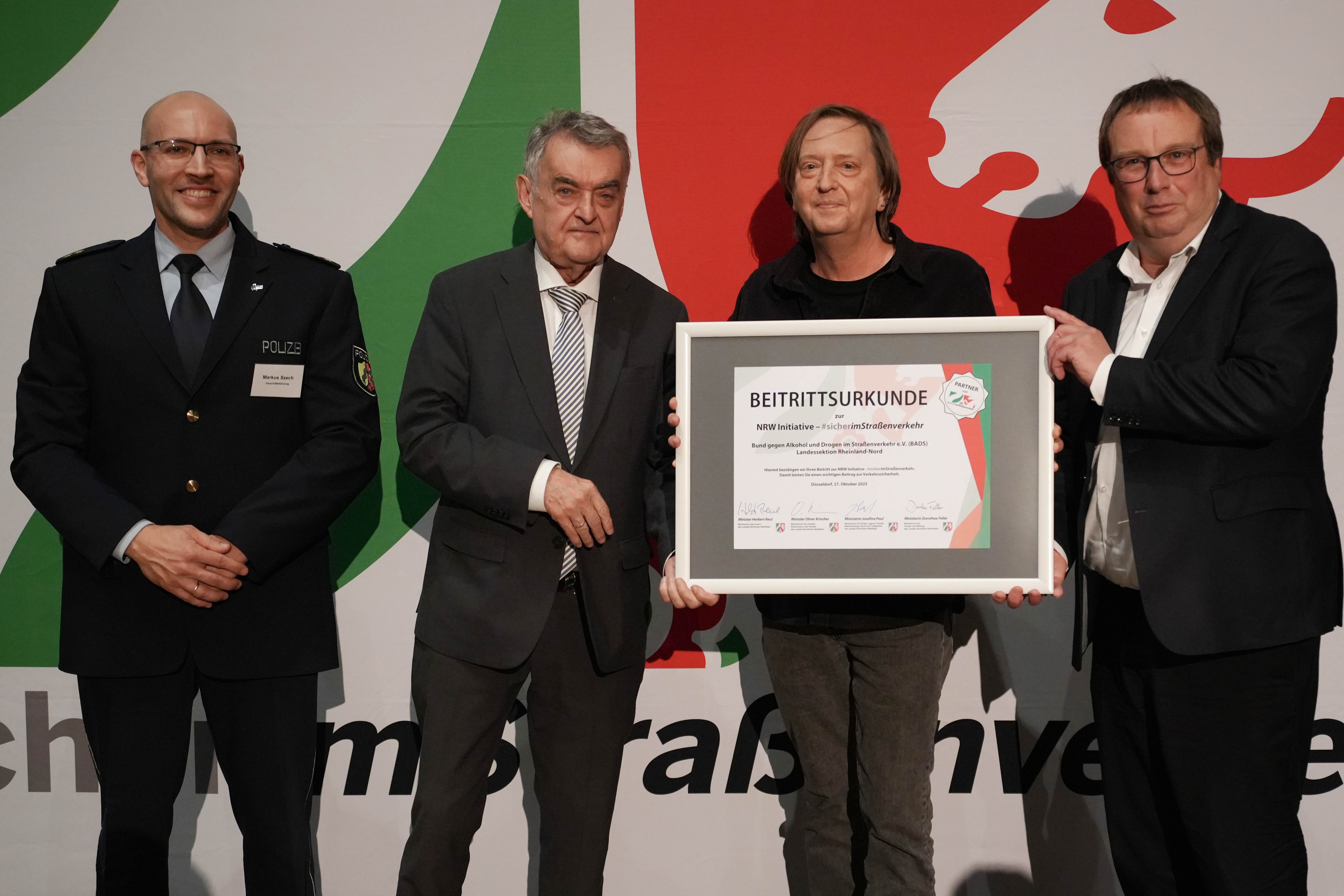 Urkundenübergabe an Andreas Alberts vom BADS