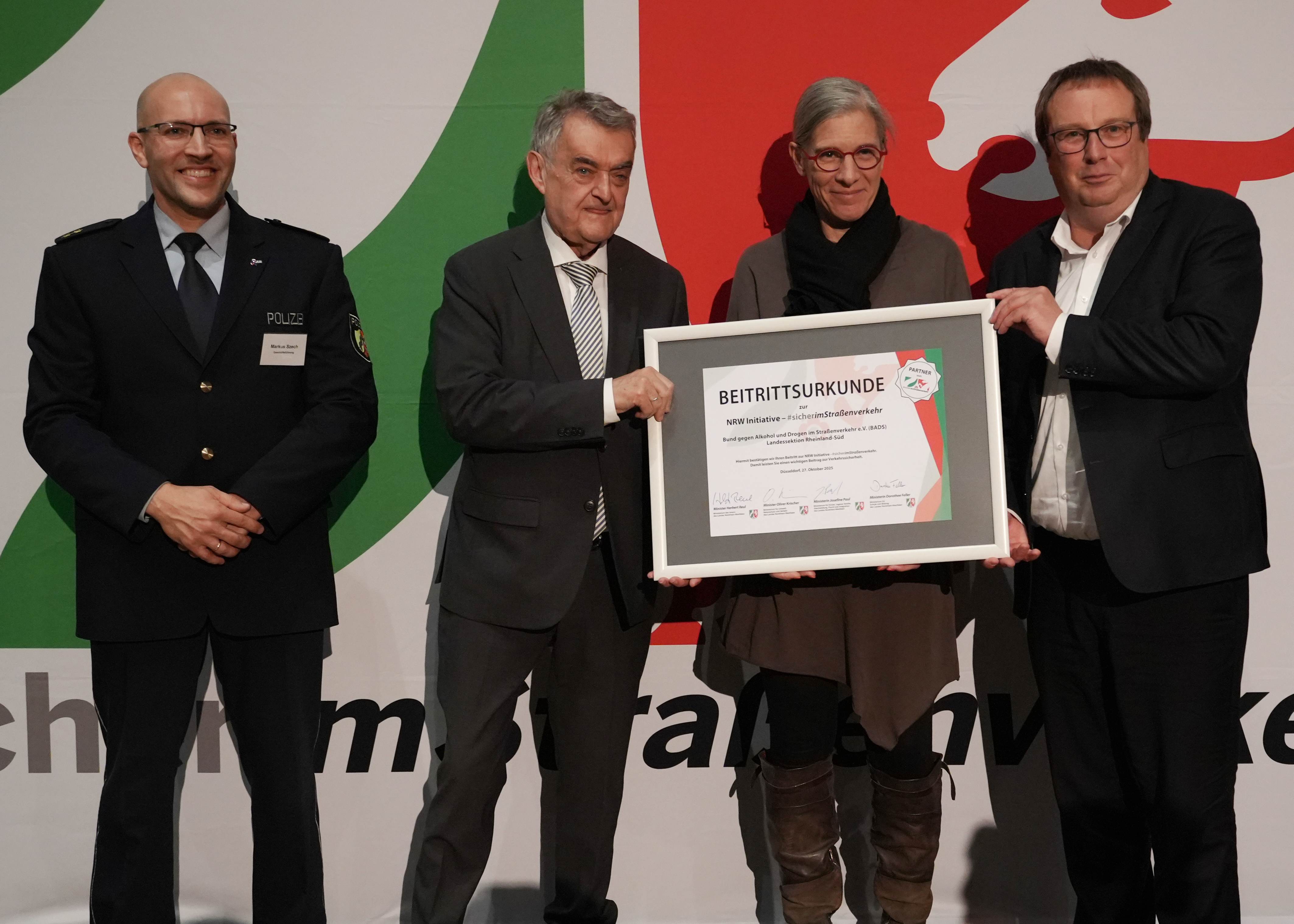 Die Urkundenübergabe an den BADS Rheinland-Süd