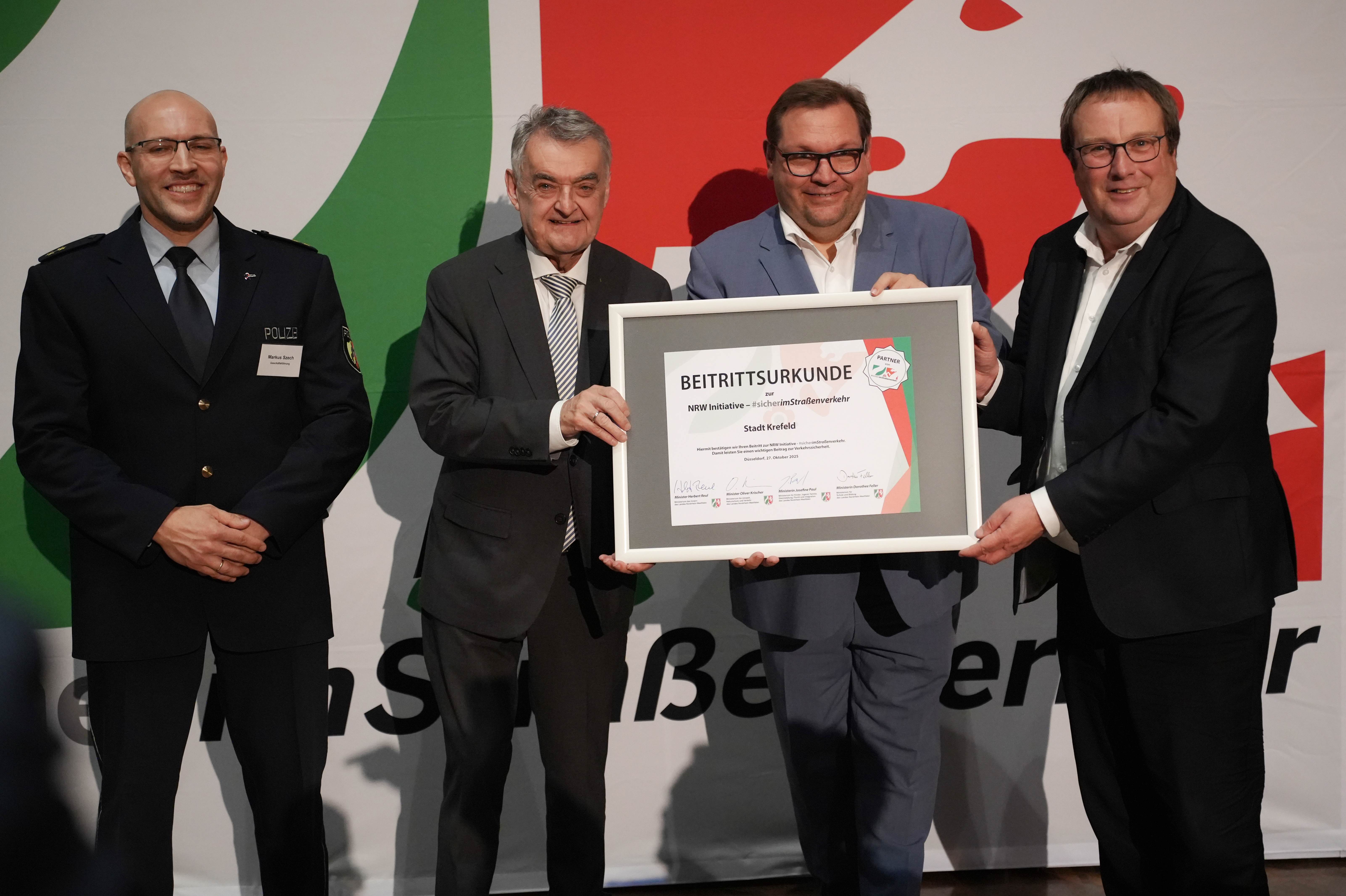 Die Urkundenübergabe an Oberbürgermeister Meyer. Auf dem Bild auch Polizeioberrat Markus Szech und die Minister Reul und Krischer