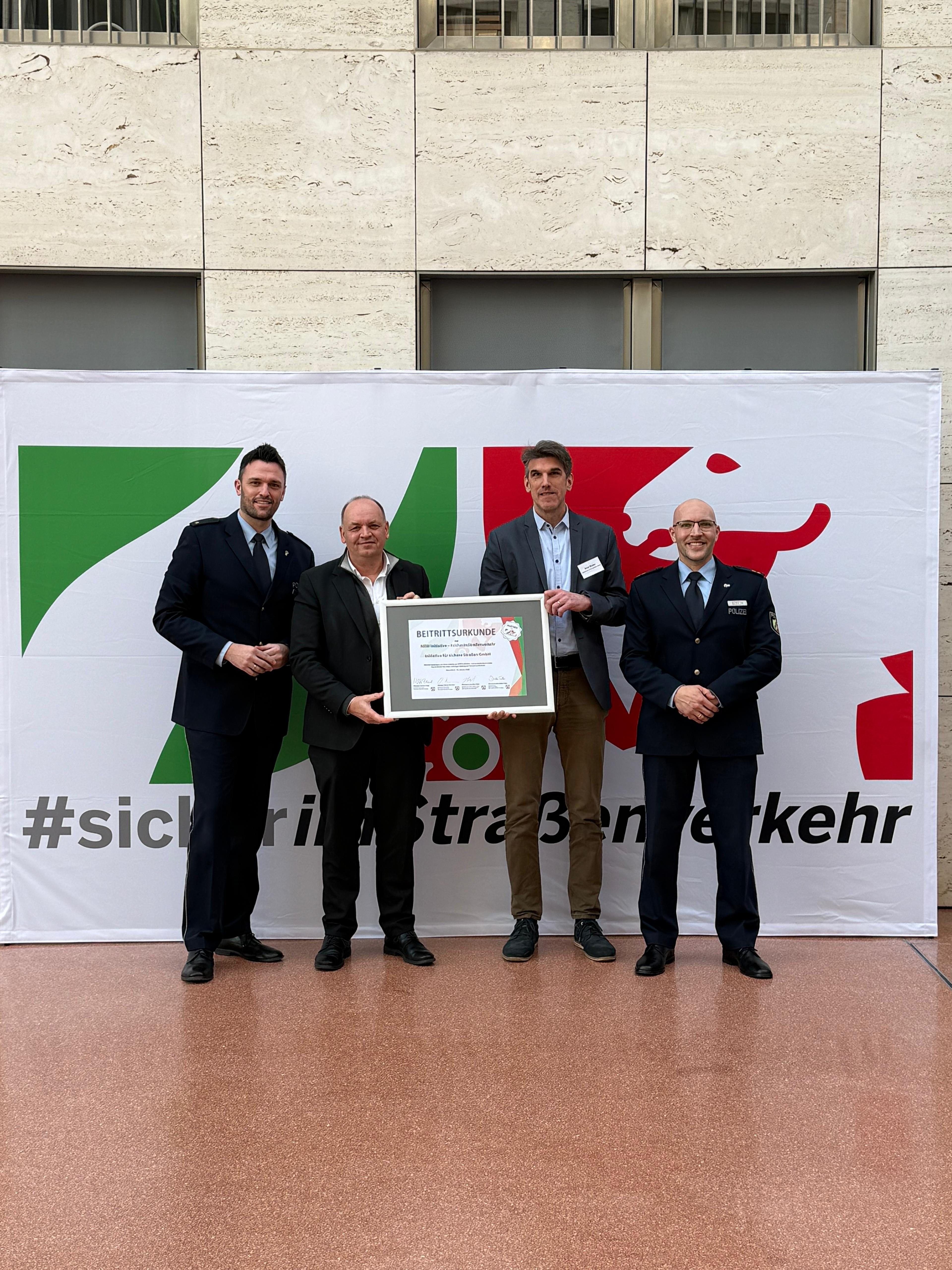 Urkundenübergabe an die Initiative für sichere Straßen