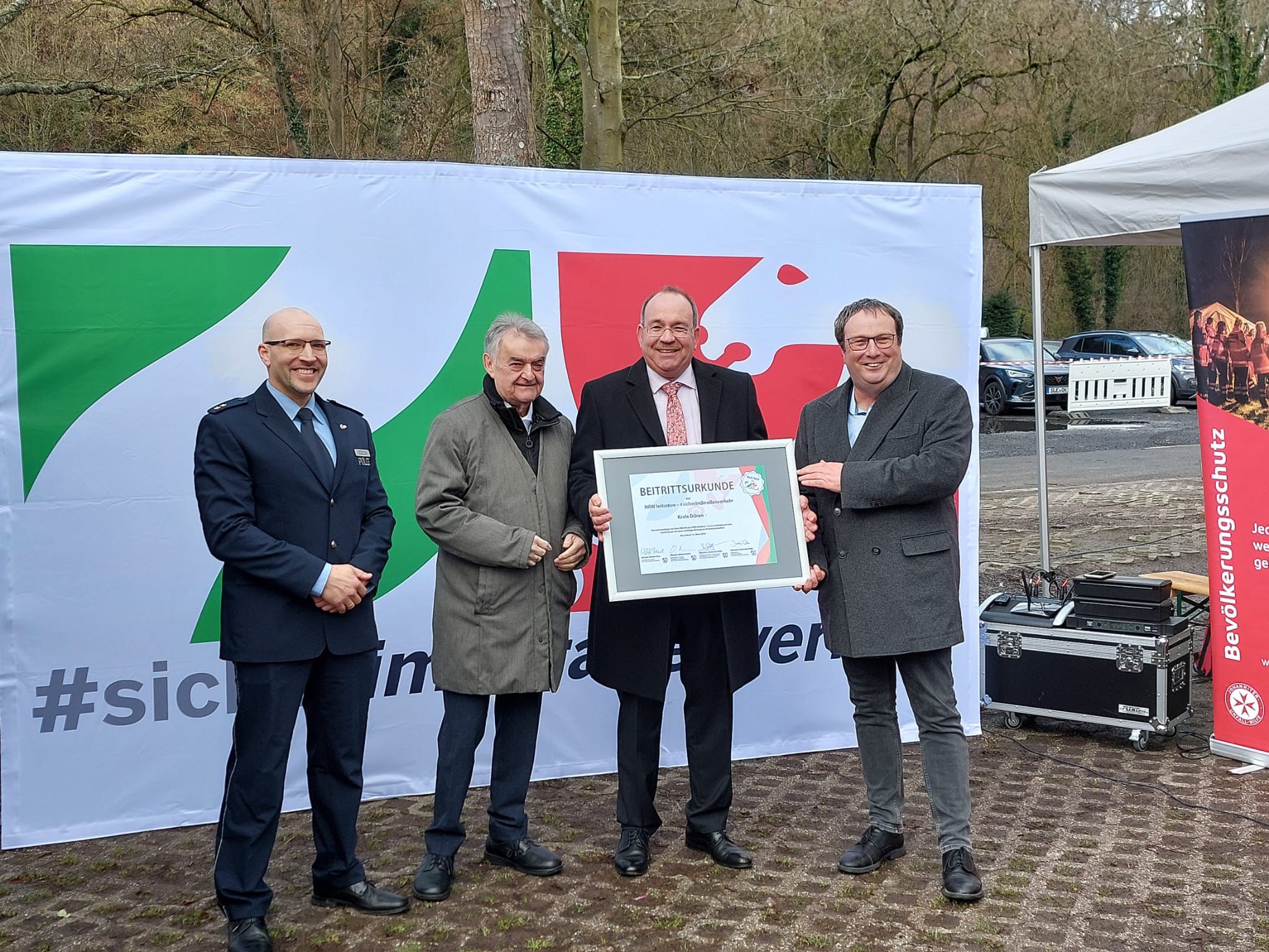 Urkundenübergabe an den Kreis Düren