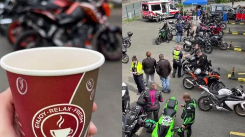 Links ein Kaffeebecher vor Motorrädern, rechts viele Motorräder auf einem Parkplatz, dazu einige Menschen