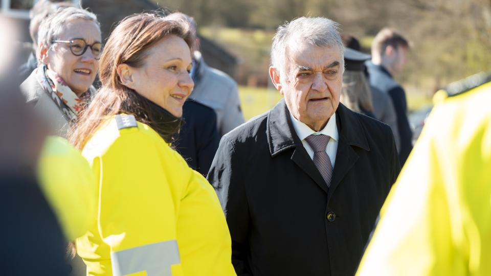 Minister Reul zwischen Einsatzkräften