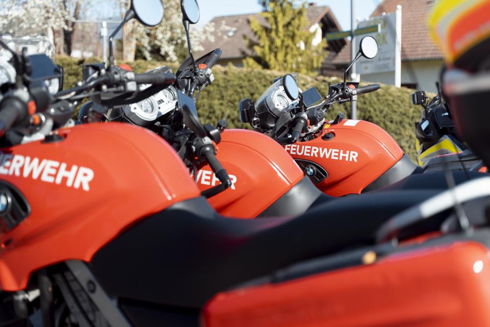 Rote Motorräder der Feuerwehr