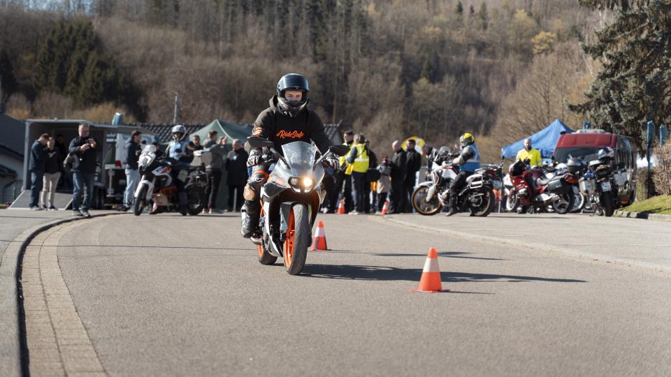 Ein Motorrad auf einem Übungsparcours