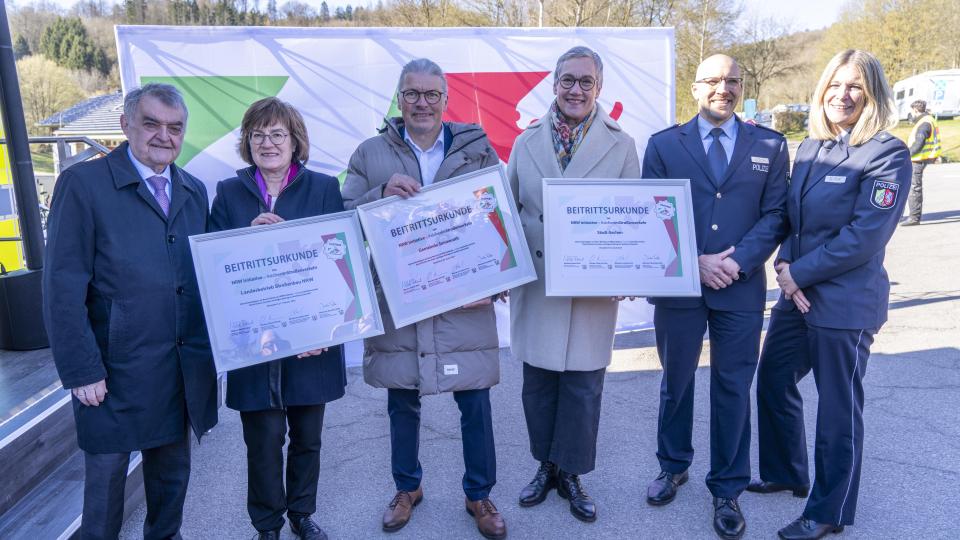 Gruppenbild der neuen Netzwerkpartnerinnen und -Partner mit Innenminister Reul