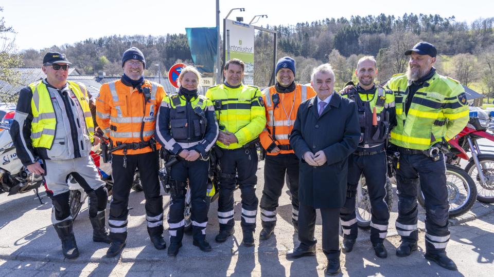 Gruppenbild von Polizei-Motorradfahrern aus Deutschland, Belgien und den Niederladen mit IM Reul
