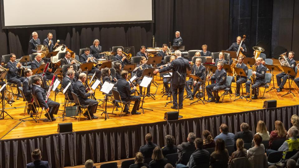 Das Landespolizeiorchester auf der Bühne in Krefeld