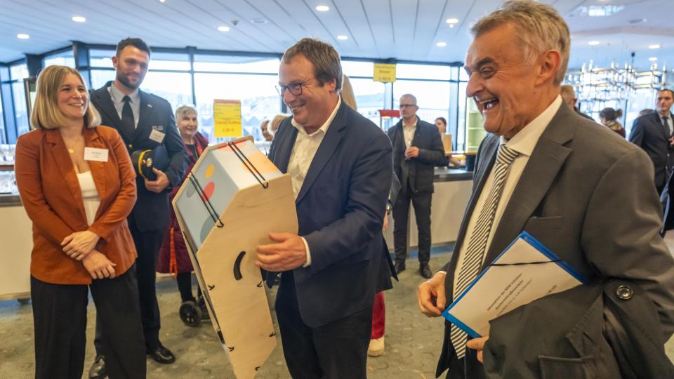 Die Minister Reul und Krischer beim Rundgang in Krefeld