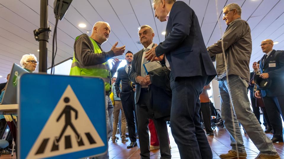 Besucher auf dem Rundgang in Krefeld