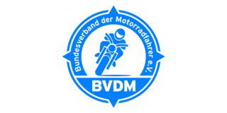 Rundes Logo des BVDM in blau. In der oberen Hälfte der Schriftzug, unten die Abkürzung. Ein Motorrad in der Kurve in der Mitte.