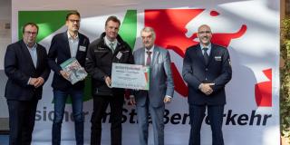 Übergabe der Urkunden an die DEKRA