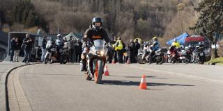 Ein Motorrad auf einem Übungsparcours