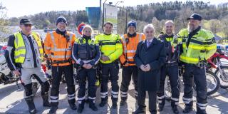 Gruppenbild von Polizei-Motorradfahrern aus Deutschland, Belgien und den Niederladen mit IM Reul