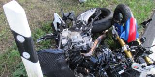 Ein zerstörtes Motorrad nach Unfall