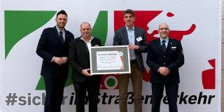 Urkundenübergabe an die Initiative für sichere Straßen