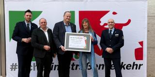 Urkundenübergabe an den Kinderschutzbund NRW