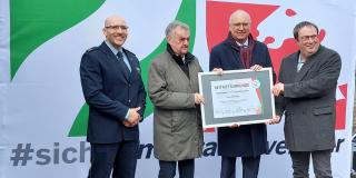 Die Übergabe an Heimbachs Bürgermeister Jochen Weiler